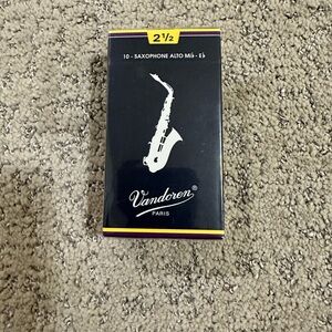 Vandoren Black Alto Saxophone Reeds (2 1/2) - Pack of 10